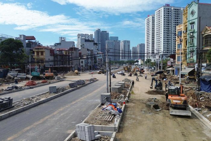 Công trường đoạn tuyến trong thời điểm tăng tốc thi công, nhiều hạng mục mặt đường, vỉa hè và dải phân cách được triển khai đồng thời. Ảnh: Tuấn Anh