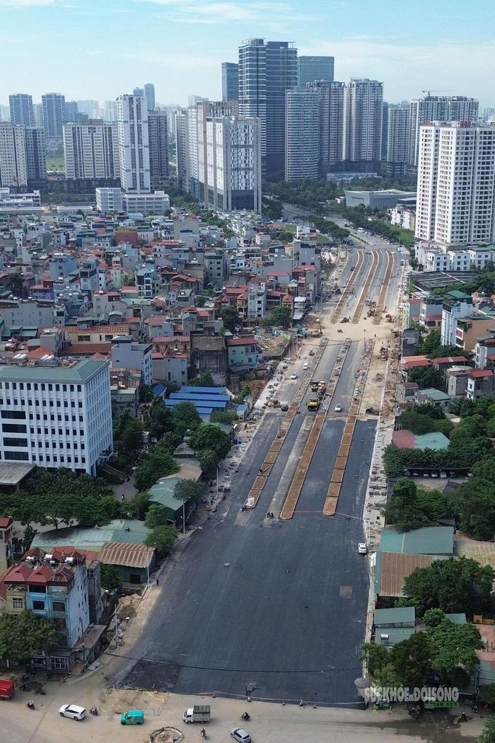 Toàn cảnh đoạn Vành đai 2,5 qua Xuân Đỉnh sau khi thông xe kỹ thuật; các dải phân cách chạy liên tục giữa các làn đường. Ảnh: Tuấn Anh