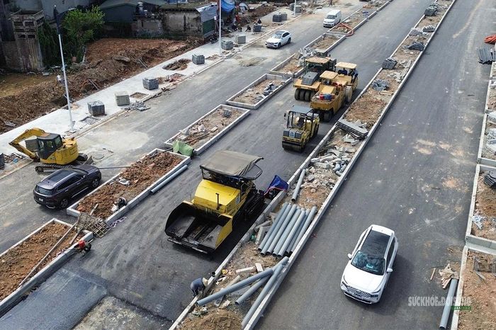 Máy móc tập trung trên công trường trong giai đoạn hoàn thiện lớp mặt đường và các hạng mục phụ trợ. Ảnh: Tuấn Anh