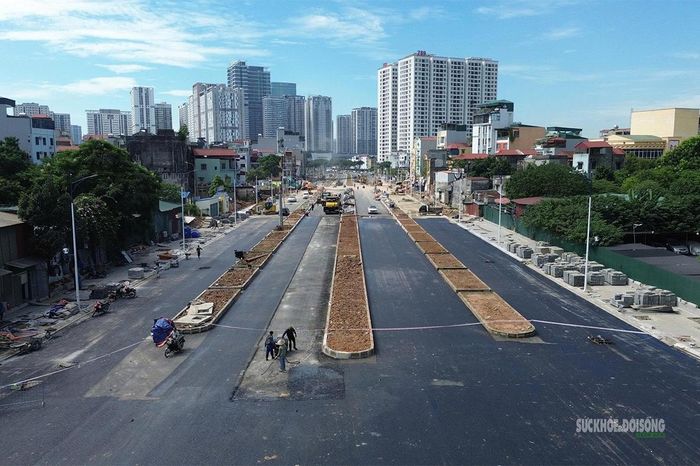 Từ trên cao, mặt đường từng bước được trải nhựa, trong khi các hạng mục hai bên tuyến vẫn tiếp tục thi công. Ảnh: Tuấn Anh