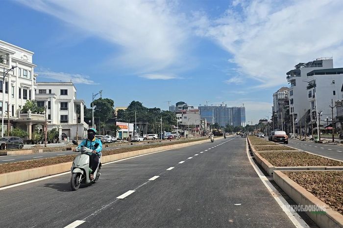 Các làn đường cơ bản hoàn chỉnh cho thấy toàn bộ trục đường rộng khoảng 50m xuyên qua khu dân cư và các khu đô thị phía tây bắc Hà Nội. Quy mô dự án dài khoảng 582m.