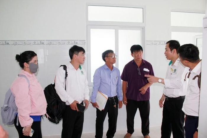 Lãnh đạo Bệnh viện Lê Văn Thịnh trao đổi với lãnh đạo trạm y tế xã đảo Thạnh An trong quá trình khảo sát hạ tầng mới. Ảnh: Mimosa