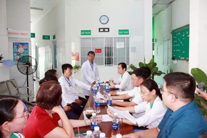 Lãnh đạo trạm y tế xã đảo Thạnh An chia sẻ hoạt động với đoàn khảo sát. Ảnh: Mimosa