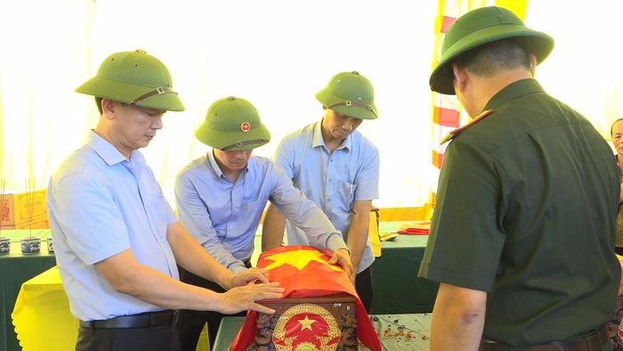 Chính quyền địa phương và lực lượng quân đội đã chuyển các di cốt tìm thấy sang phần tiểu mới. Ảnh: Phạm Dũng