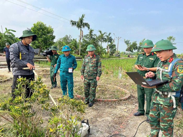Lực lượng chức năng sử dụng thiết bị radar xuyên đất (GPR) dò tìm, xác định vị trí mộ tập thể của 8 liệt sĩ thời kỳ chống Pháp tại khu vực Mả Chìa, thôn Mai Sơn, xã Vĩnh Bảo. Ảnh: Trung tâm Dịch vụ sự nghiệp công Vĩnh Bảo