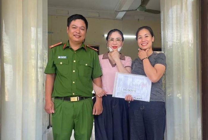 Công an phường Hồng Quang, tỉnh Ninh Bình hỗ trợ, giúp đỡ công dân nhận lại gần 1,77 tỷ đồng do chuyển khoản nhầm. Ảnh: Công an tỉnh Ninh Bình