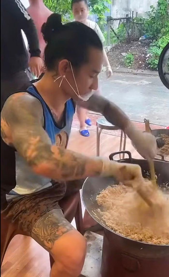 Hình ảnh một người từng ngang dọc nay ngồi bán những món hàng bình dị càng khiến người xem tin vào câu chuyện "giang hồ hoàn lương"