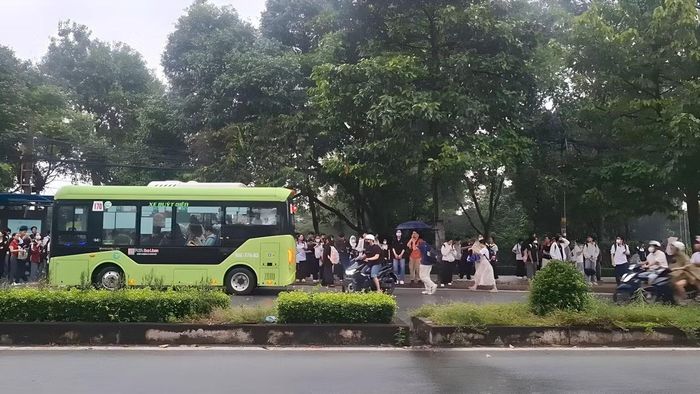  Xe buýt bị dồn chuyến do ngập tắc cục bộ dẫn đến tình trạng chậm trễ, quá tải. 
