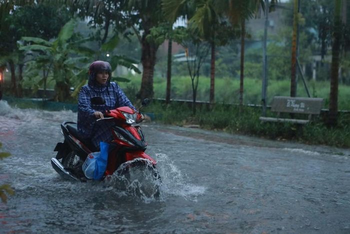  Di chuyển trong thời gian dài dưới điều kiện mưa ngập khiến nhiều người cảm thấy mệt mỏi. 