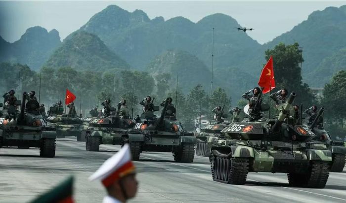 Đây cũng là điểm khác biệt mà các chương trình nâng cấp T-54/T-55 đang cố gắng thu hẹp. T-54B cải tiến đã được bổ sung hệ thống điều khiển hỏa lực công nghệ số, thiết bị trinh sát, phát hiện mục tiêu và khí tài liên lạc mới. Tuy nhiên, xe vẫn giữ pháo D-10T 100 mm và nền tảng cơ bản của T-54B.