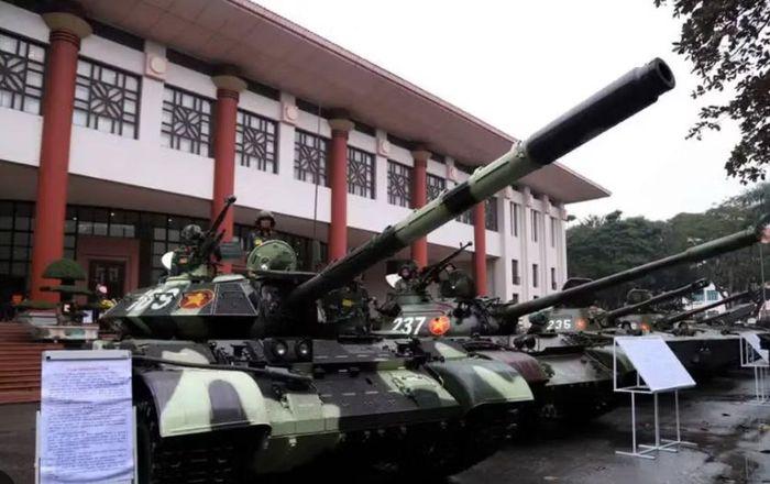 T-54/T-55 sử dụng pháo chính D-10T cỡ 100 mm, trong khi T-90S được trang bị pháo nòng trơn 2A46M5 cỡ 125 mm.