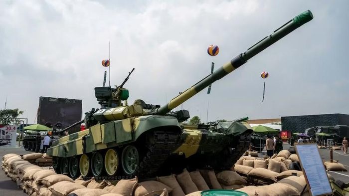 Xe tăng T-90S được trang bị máy tính đường đạn, cảm biến quang - ảnh nhiệt, khí tài quan sát và hệ thống tự động bám mục tiêu. Nhờ đó, kíp xe có khả năng phát hiện, theo dõi và tác xạ mục tiêu trong điều kiện phức tạp tốt hơn.