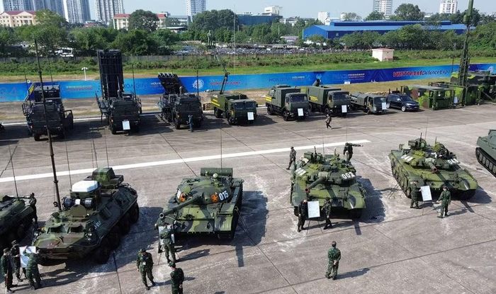 Còn T-90S được thiết kế ngay từ đầu như một hệ thống chiến đấu hiện đại, trong đó hỏa lực, cảm biến, điều khiển hỏa lực, bảo vệ và cơ động được tích hợp thành một chỉnh thể.