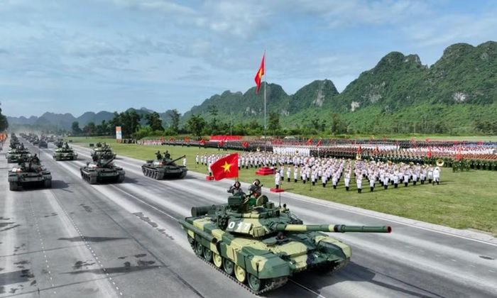Khả năng cơ động cũng được nâng lên. T-90S sử dụng động cơ diesel công suất 1.000 mã lực, đạt tốc độ tối đa khoảng 60 km/giờ và có dự trữ hành trình khoảng 550 km. T-54/T-55 có công suất động cơ thấp hơn và thuộc thế hệ thiết kế cũ hơn.