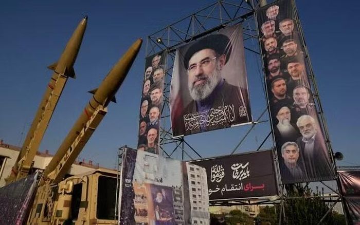 Tên lửa và hình Lãnh tụ Tối cao Iran Mojtaba Khamenei tại Quảng trường Baharestan, Tehran, ngày 28-9-2026 (Ảnh AP)