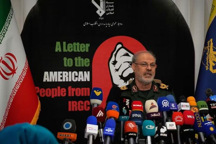 Ông Hossein Mohebbi, Người phát ngôn của IRGC phát biểu trong cuộc họp báo ở Tehran, Iran, ngày 29-9-2026 (Ảnh AP)