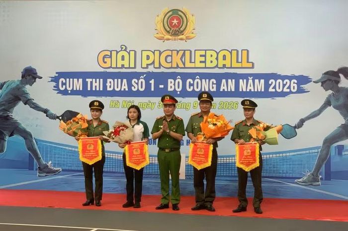 Thiếu tướng Lê Văn Tuân - Phó Giám đốc CATP Hà Nội trao cờ lưu niệm cho các đơn vị dự giải (Ảnh: Nguyễn Huy)