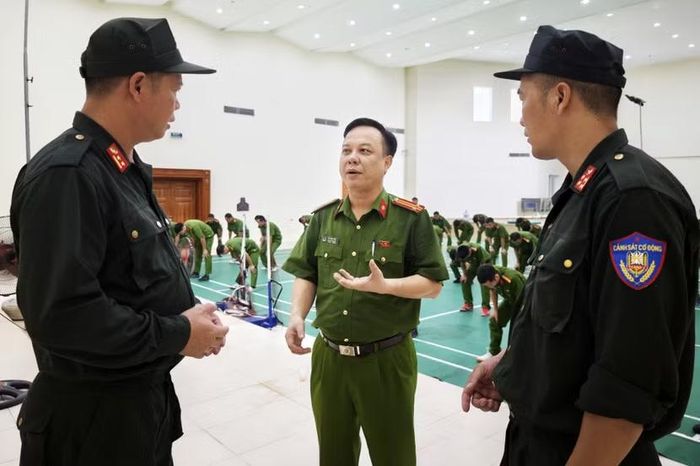 Khóa huấn luyện do các giảng viên, huấn luyện viên dày dạn kinh nghiệm thực chiến từ Phòng Cảnh sát cơ động và Phòng Cảnh sát QLHC về TTXH trực tiếp đứng lớp. Lớp được tổ chức tại Trung tâm huấn luyện và bồi dưỡng nghiệp vụ CATP Hà Nội