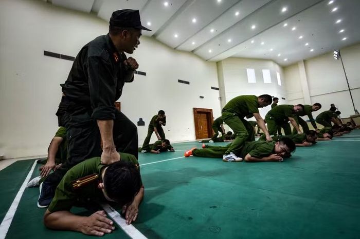 Không có sự nhân nhượng trên sàn tập. Giảng viên yêu cầu học viên phải khóa siết chặt, giả lập đúng độ gắt của một ca khống chế tội phạm nguy hiểm
