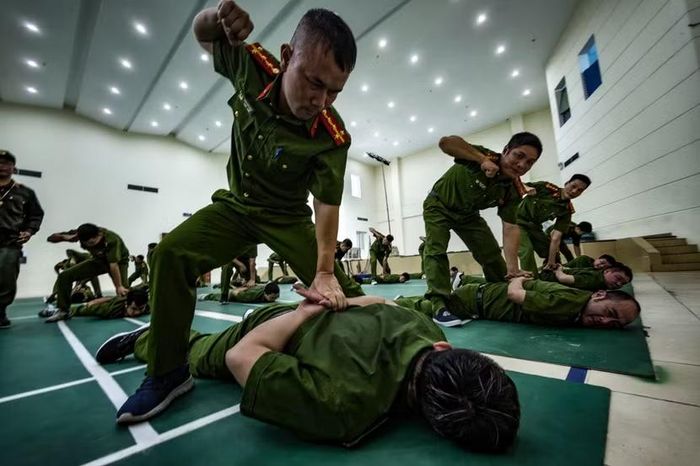 Cán bộ, chiến sĩ Công an cơ sở thực hành đòn đè cổ, khóa tay sau lưng. Lực ấn phải đủ để đối phương mất khả năng kháng cự nhưng vẫn nằm trong phạm vi kiểm soát.