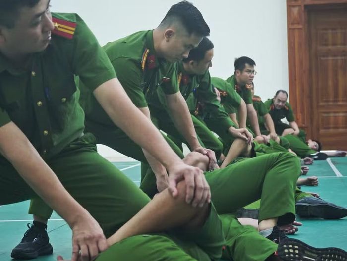 Kỹ năng khóa chân, bẻ gập gối để vô hiệu hóa sự chống cự của đối tượng khi đã bị quật ngã.