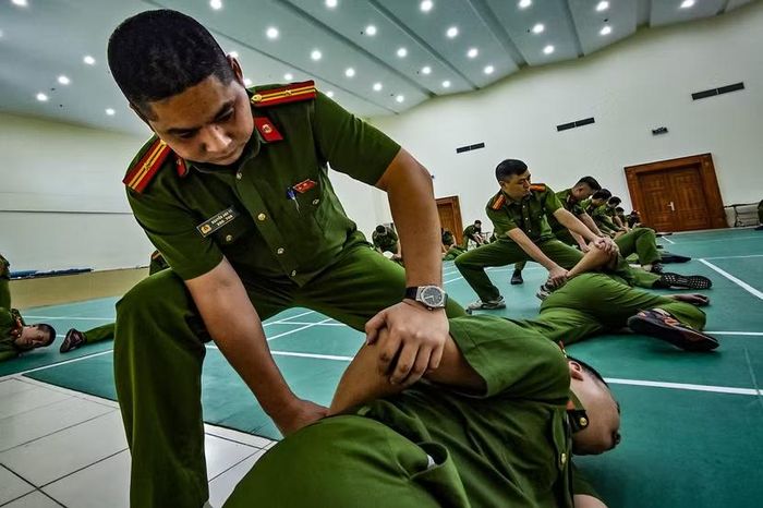 Động tác tì đè kết hợp khóa khớp vai, một trong những thế võ cơ bản nhưng vô cùng hiệu quả trong thực chiến.