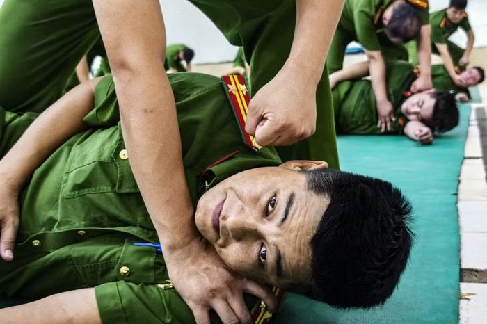 Góc máy cận cảnh cho thấy sự căng thẳng và áp lực lực lượng Công an cơ sở phải đối mặt trong quá trình huấn luyện.