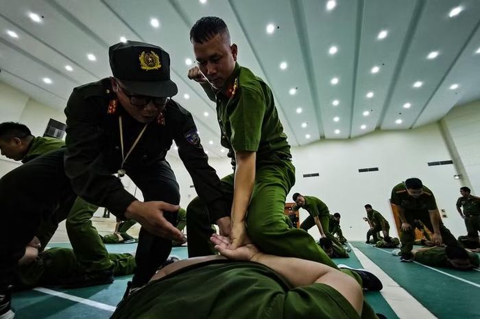 Sửa từng góc bẻ tay. Võ thuật lúc này không nằm trên giấy, mà hóa thành phản xạ tự nhiên ăn sâu vào cơ bắp.