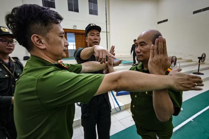 Huấn luyện viên "cầm tay chỉ việc", nắn chỉnh từng thế thủ, góc che chắn cho học viên. Áp lực từ thực tiễn đấu tranh với tội phạm được bưng nguyên vẹn vào giáo án. Lớp đầu tiên này có 150 học viên đến từ các xã, phường