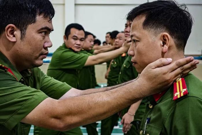 Cận cảnh nét mặt quyết tâm của học viên, mồ hôi nhễ nhại sau hàng giờ tập luyện căng thẳng.