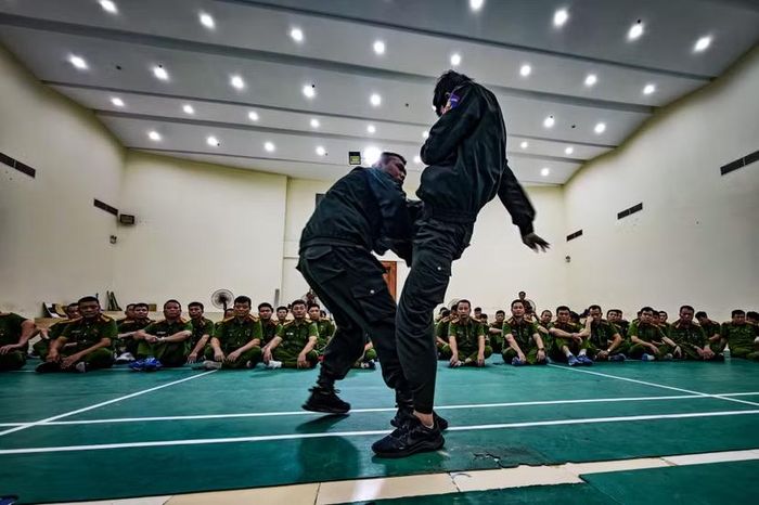 Tội phạm hiện nay thường đi theo nhóm và sẵn sàng chống trả. Các bài tập chiến thuật ép học viên vào thế phải phối hợp nhịp nhàng, quật ngã đối tượng chỉ trong một nhịp.