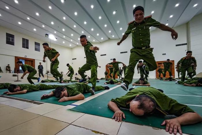 Cú bay người kẹp cổ quật ngã. Thao trường đổ mồ hôi, chiến trường bớt đổ máu. Lực lượng phản ứng nhanh luôn ở trạng thái "lên nòng", sẵn sàng cho mọi cuộc gọi khẩn cấp trong đêm
