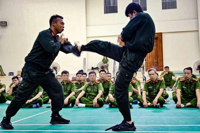 Các kỹ thuật chuyên sâu trên nền tảng võ thuật CAND được thị phạm cụ thể.Nguyên tắc của khóa bồi dưỡng là: "Nhanh nhất, mạnh nhất, hiệu quả nhất". Mọi động tác thừa đều phải bị loại bỏ.