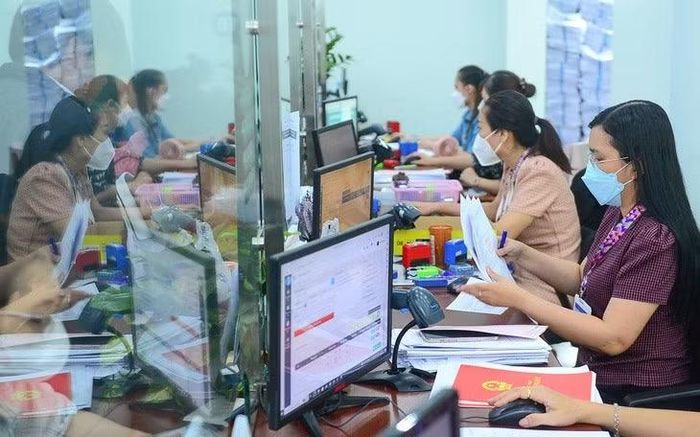 Công chức đang xử lý thủ tục hành chính cho người dân