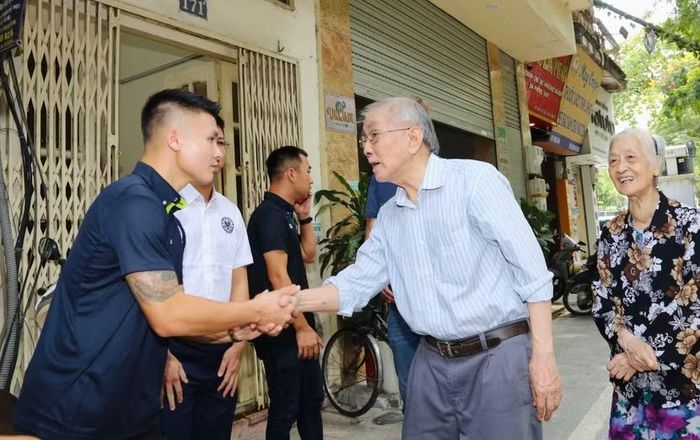 Đội trưởng CLB Công an Hà Nội Nguyễn Quang Hải bày tỏ sự kính trọng, tri ân cựu danh thủ Trần Đình Đức