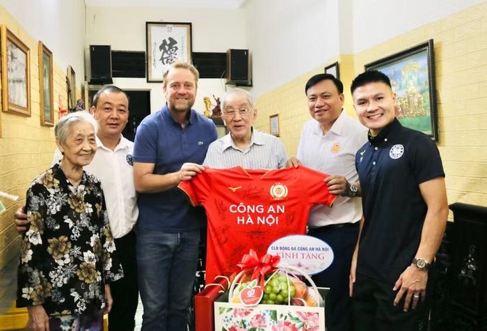 Ban lãnh đạo, Ban huấn luyện CLB Công an Hà Nội trân trọng trao tặng chiếc áo đấu mùa 2026 có chữ ký các thành viên đội bóng tới cựu danh thủ Trần Đình Đức