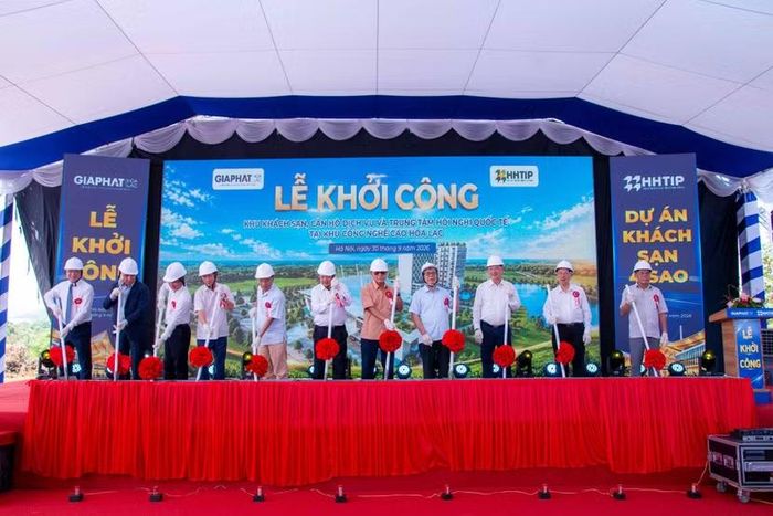 Các đại biểu thực hiện nghi thức khởi công khu khách sạn, căn hộ dịch vụ và trung tâm hội nghị quốc tế
