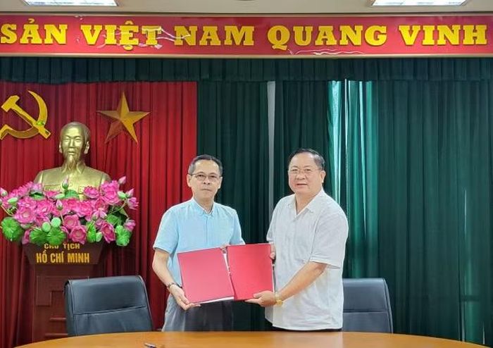 Đại tá Trần Đức Đông (phải) nhận bàn giao công việc