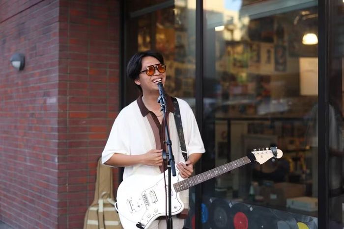 Nguyên Trần là con trai của nhạc sĩ, guitarist Trần Tuấn Hùng, trưởng ban nhạc Bức Tường