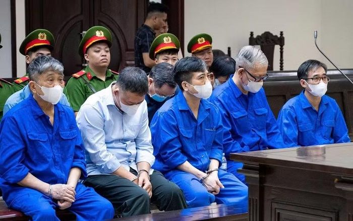 Các bị cáo trong vụ án tại phiên tòa phúc thẩm.