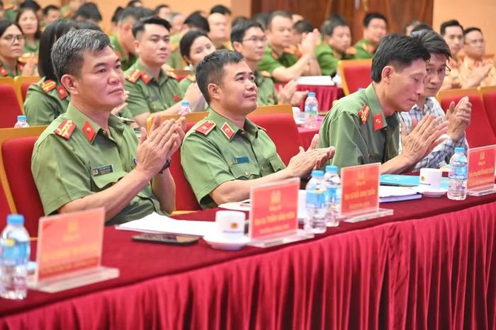 Bằng tinh thần đoàn kết, chủ động và sáng tạo, lực lượng Công an 3 thành phố lớn đang vững bước tiên phong, biến khoa học công nghệ và dữ liệu số thành "chìa khóa vàng" bảo vệ an ninh quốc gia và phục vụ kiến tạo phát triển trong kỷ nguyên mới.
