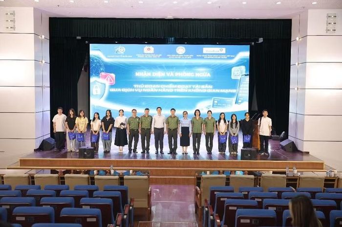 Trao quà tặng cho sinh viên trả lời đúng câu hỏi trong các phần trò chơi
