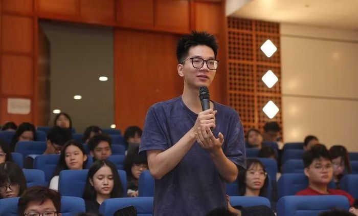 Sinh viên đặt câu hỏi trao đổi với báo cáo viên