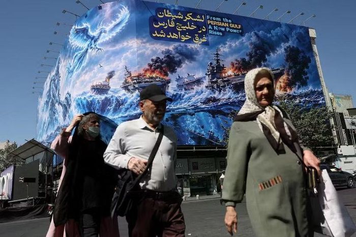 Áp phích eo biển Hormuz trên đường phố Tehran, Iran