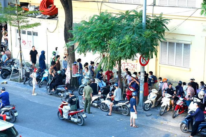 Sự chuyển biến tích cực tại cổng trường Tiểu học Hoàn Kiếm chính là lời khẳng định cho hiệu quả từ những giải pháp căn cơ của Tổ Cảnh sát trật tự Công an phường Hoàn Kiếm; qua đó đặt nền móng vững chắc để tiếp tục duy trì và nhân rộng các mô hình cổng trường an toàn giao thông trên toàn địa bàn