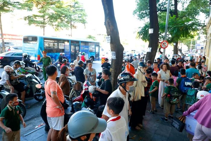 Nằm trên trục đường huyết mạch hướng lên cầu Chương Dương, nơi có mật độ ô tô, xe máy lưu thông rất cao, cổng trường này từng là một "nút thắt cổ chai" mỗi giờ cao điểm. Tuy nhiên, tình trạng dồn ứ kéo dài hiện đã giảm đáng kể nhờ các điều chỉnh trong việc phân luồng và tổ chức đưa đón