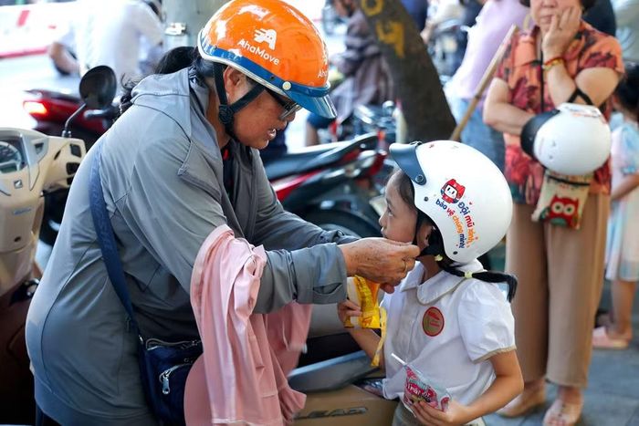 Phụ huynh cũng chủ động trang bị và đội mũ bảo hiểm đạt chuẩn cho con ngay từ khi vừa bước ra khỏi cổng trường