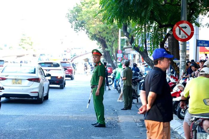 Hình ảnh các chiến sĩ Cảnh sát trật tự tận tình hướng dẫn, phân luồng tạo sự yên tâm cho các bậc phụ huynh giờ tan trường