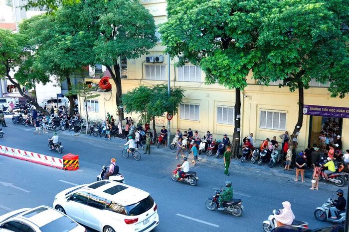 Các chiến sĩ duy trì mặt bằng giao thông an toàn, giữ cho làn xe ô tô và xe máy lưu thông liên tục