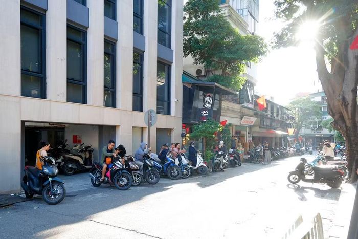 Không chen lấn, không dừng đỗ dưới lòng đường, các phụ huynh nêu cao ý thức văn hóa giao thông ngay trong giờ đưa đón con